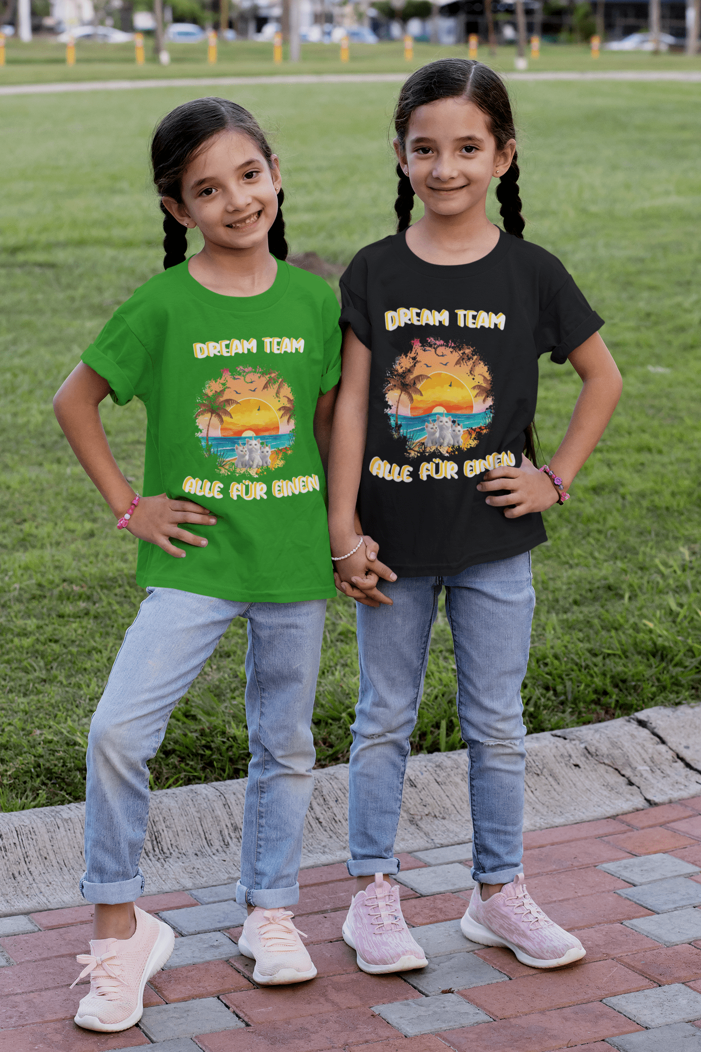 Kids Premium Shirt - DREAM TEAM ALLE FÜR EINEN weiße Schrift mit Sonnenuntergang am Meer und 3 Einhorn-Kätzchen