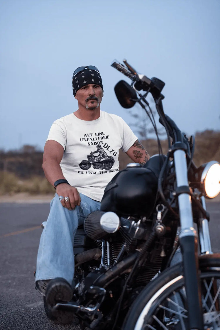 Biker Geschenk T-Shirt Auf eine unfallfreie Saison mit Die Linke zum Gruß Symbol