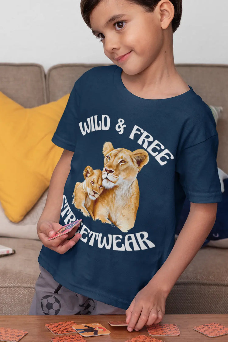 Blaues Kinder Organic T-Shirt mit Löwin und ihrem Jungen.