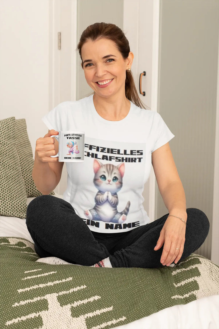 Collage aus einer Frau im weißen 'Offiziellen Schlafshirt' und einer passenden zweifarbigen 'Anti-Stress Tasse' mit Yoga-Motiven und Personalisierung.