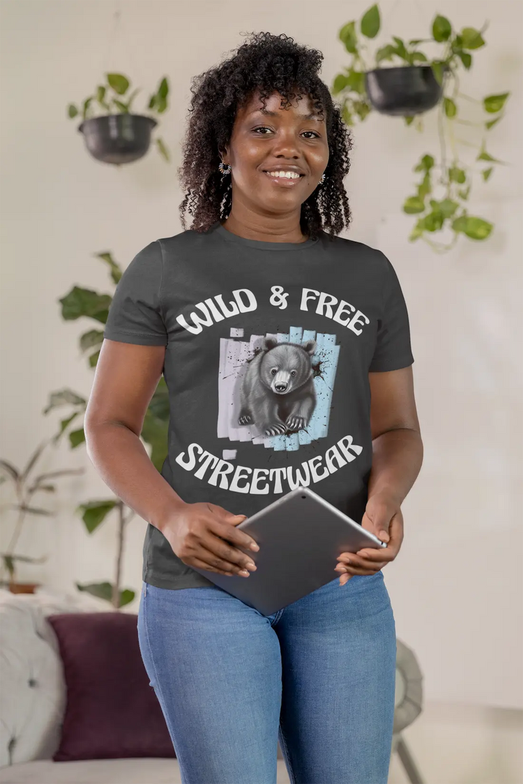 Graues Premium Shirt mit gemaltem Bärenjungen auf Wanderschaft.