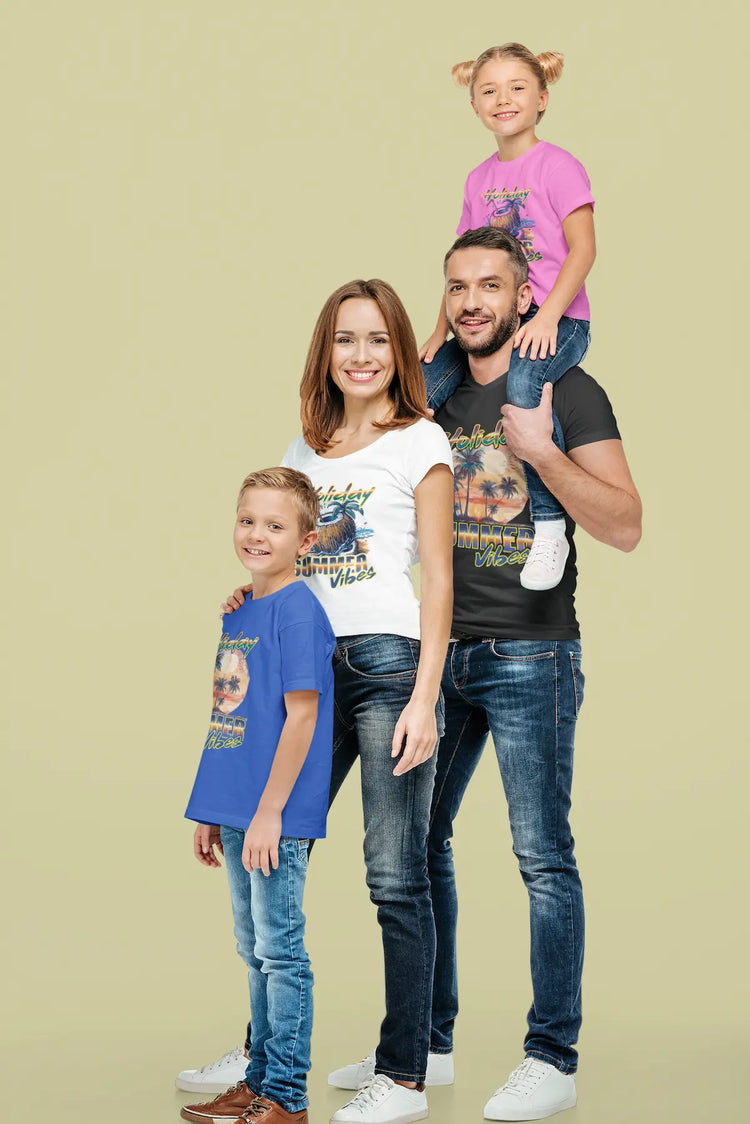 Familie im Holiday Summer Vibes Partnerlook aus Bio-Baumwolle. Junge in Blau (Palmen-Design), Mutter in Weiß (Kokosnuss), Vater in Schwarz (Palmen) mit Tochter auf den Schultern im rosa Shirt (Kokosnuss). Nachhaltige Urlaubs-Mode von MixItUp.