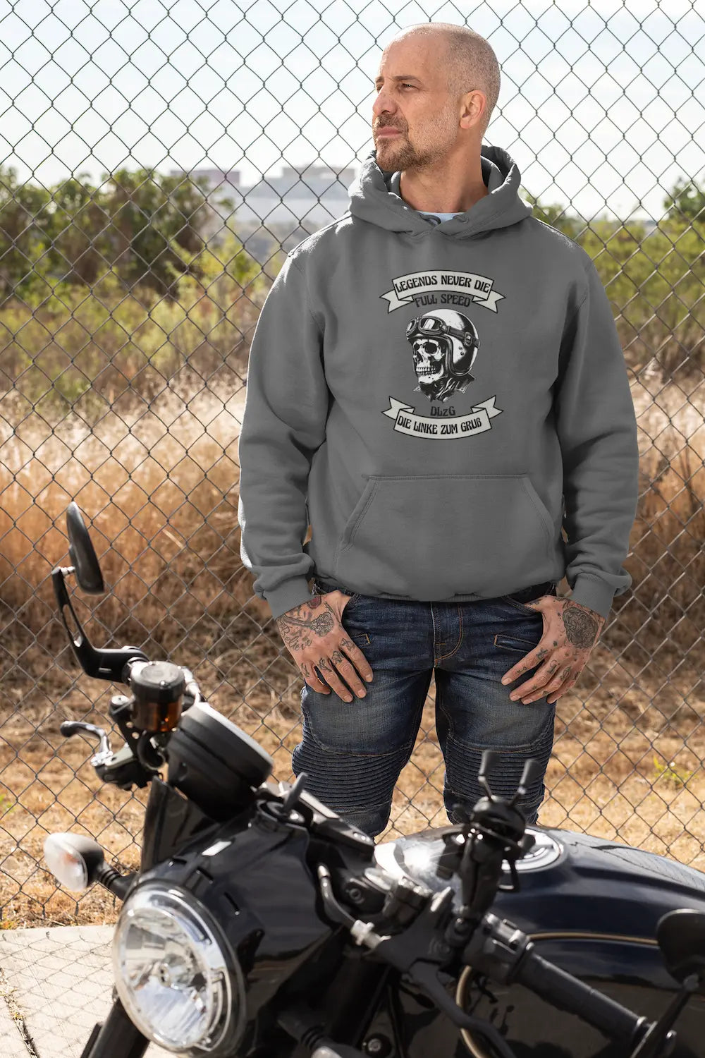 Grauer Biker Hoodie mit DLZG Legends Never Die Aufdruck und Totenkopf mit Helm Motiv
