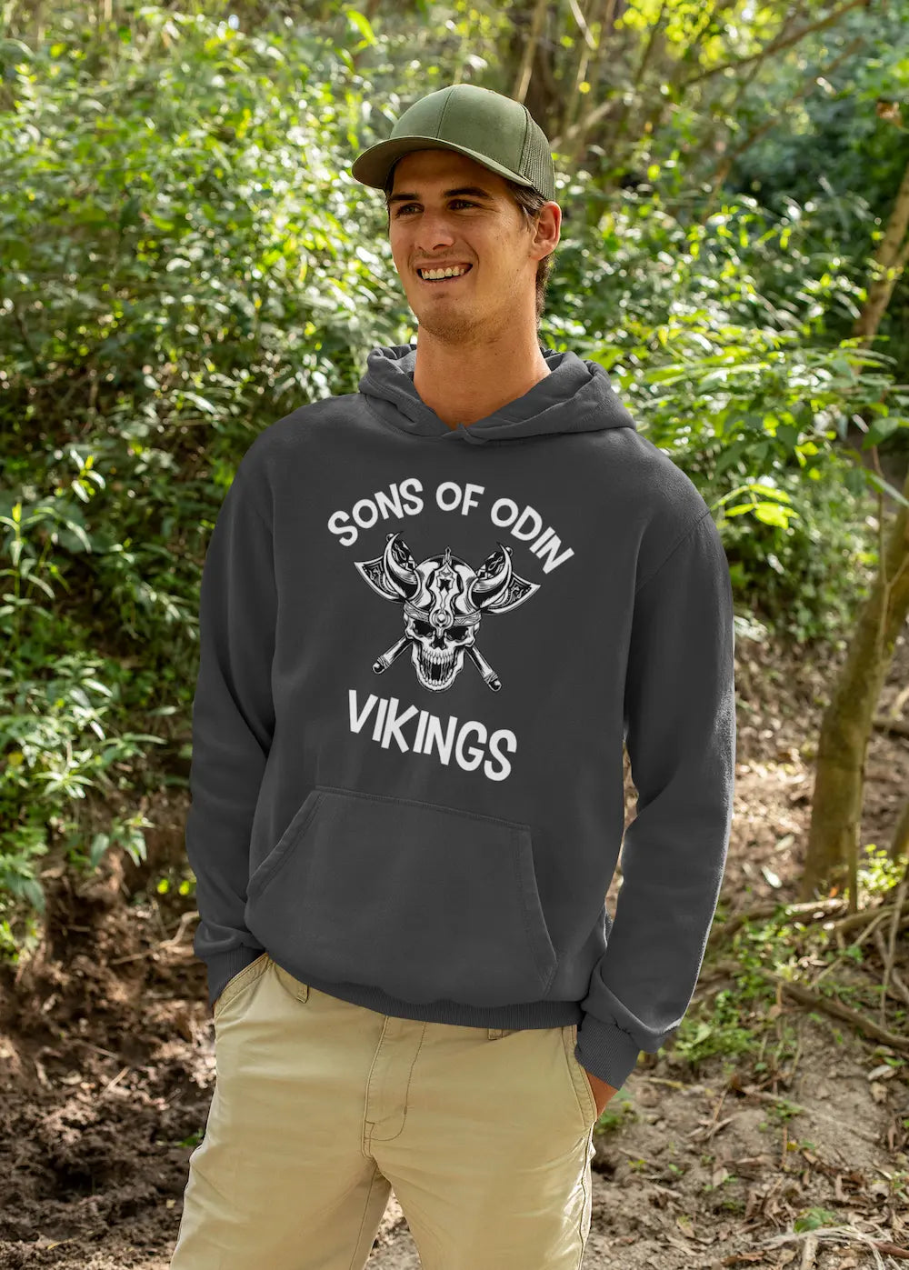 „Schwarzer Wikinger-Hoodie mit großem weißem Sons of Odin Vikings Emblem. Zentraler Skull mit Kampfäxten und bogenförmiger Schrift auf der Vorderseite