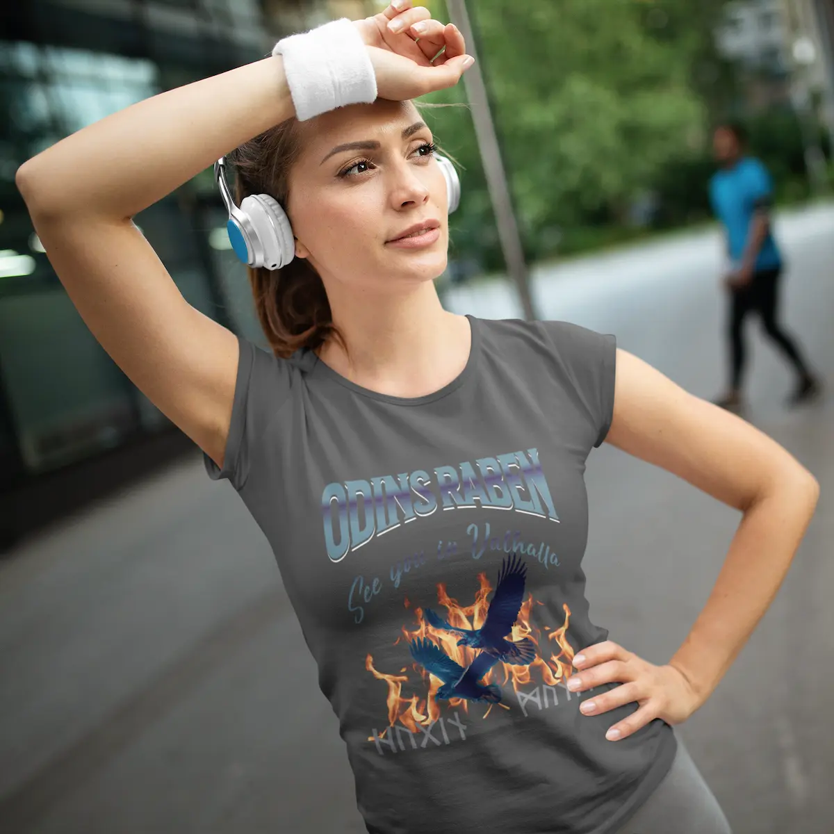 Schwarzes Wikinger T-Shirt mit farbiger Schrift See you in Valhalla – Odins Raben Hugin & Munin vor Flammen, Runenschrift darunter
