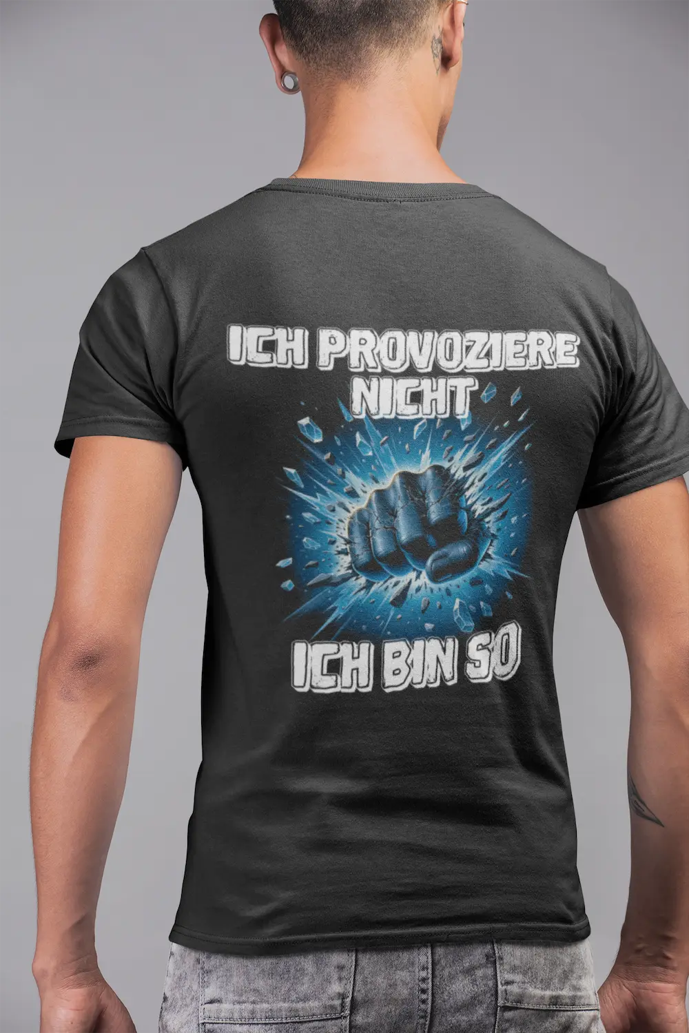 Lässiger Mann in schwarzem Organic T-Shirt (Rückansicht) und Jeans. Auf seinem Rücken ist das massive blaue Ice-Fist Backprint Motiv mit weißer Schrift zu sehen.
