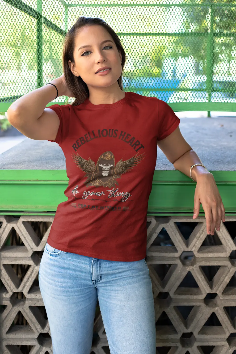 Mädchen in rotem Shirt mit gebogenem Rebellious Heart Schriftzug und Skull.
