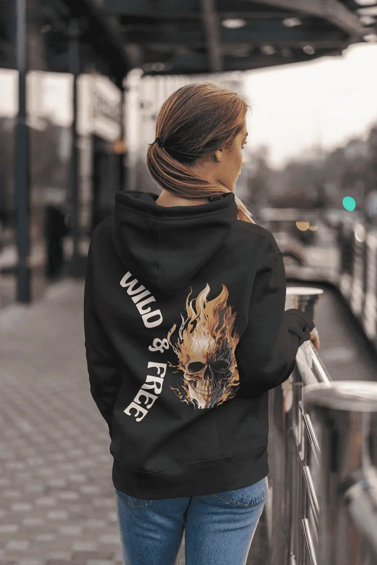 Schwarzer Premium Hoodie mit brennendem Totenkopf und vertikalem weißem Wild & Free Schriftzug.