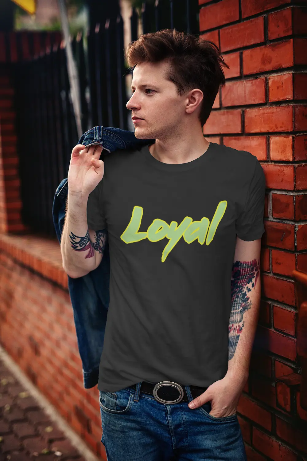 Schwarzer Herren Hoodie mit gelbem LOYAL Aufdruck – Nachhaltige Bio-Baumwolle.
