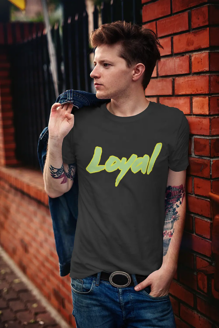 Schwarzer Herren Hoodie mit gelbem LOYAL Aufdruck – Nachhaltige Bio-Baumwolle.