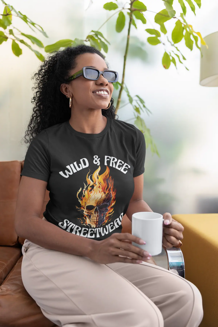 Schwarzes Premium T-Shirt mit rundem Flame Skull Emblem und weißer Wild & Free Schrift.