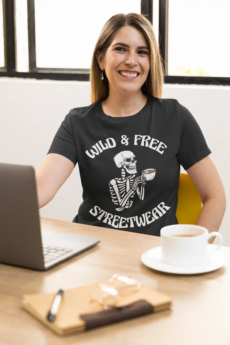 Schwarzes Premium T-Shirt mit weißem Skelett-Motiv, das eine Tasse Kaffee hält.