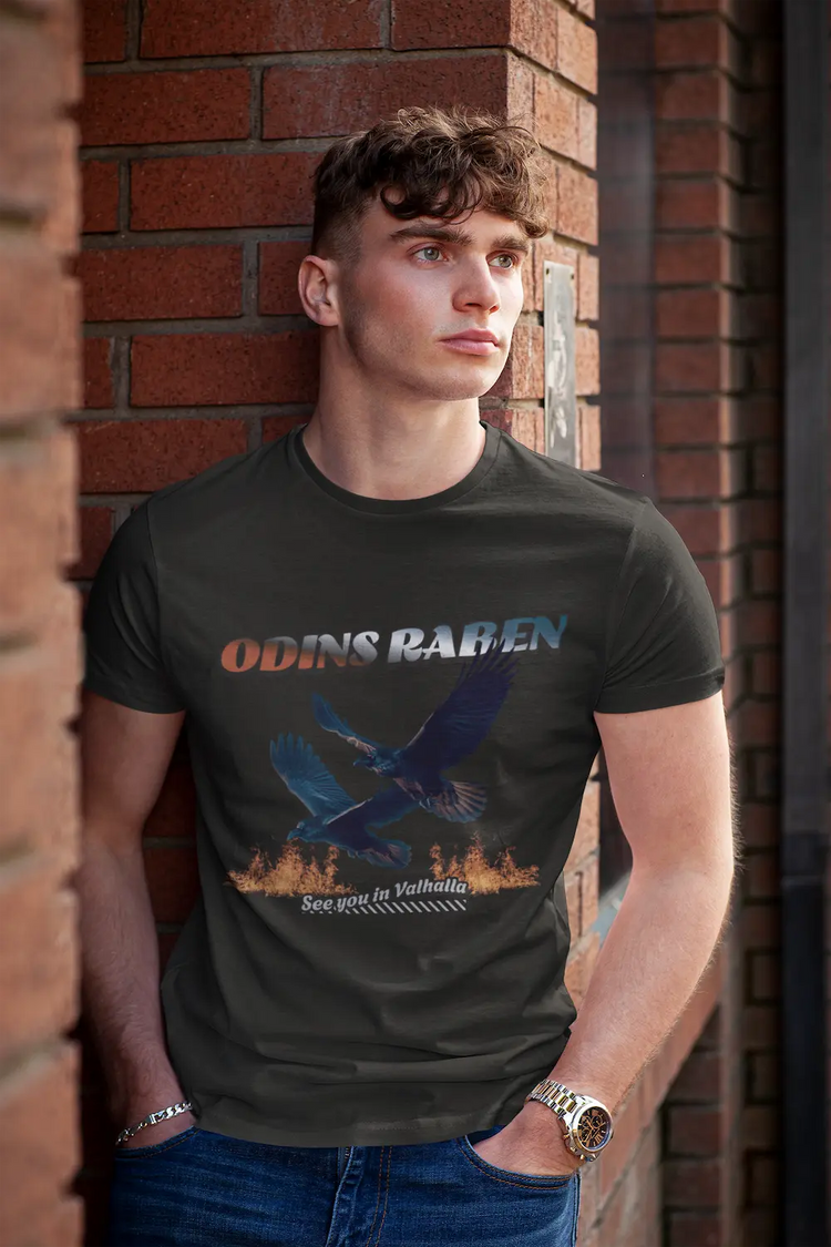 Schwarzes Streetwear Shirt Schräger Schriftzug Odins Raben, zwei Raben in der Mitte, kleine Flammen und See you in Valhalla.