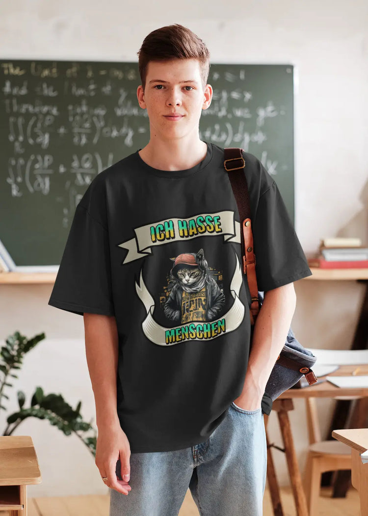 Schwarzes T-Shirt mit grün-gelbem Schriftzug Ich hasse Menschen Lässige Katze mit Cap und Kopfhörern