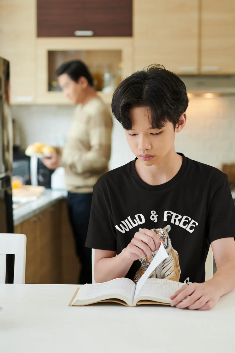 Schwarzes T-Shirt mit ruhender Tiger-Mutter und sitzendem Baby daneben.