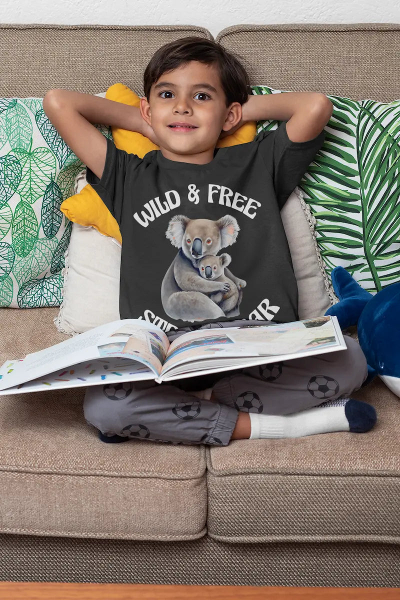Schwarzes T-Shirt mit sitzender Koala-Mutter und Baby zwischen ihren Beinen.