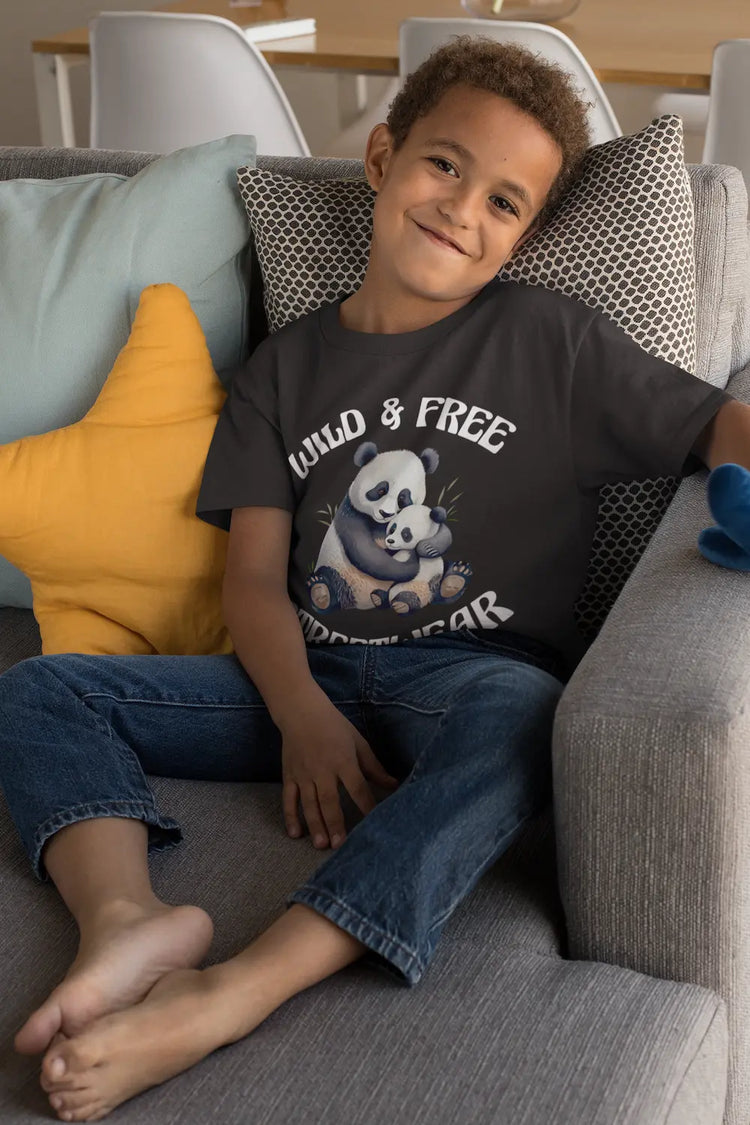 Schwarzes T-Shirt mit sitzender Panda Mama, die ihr Kleines liebevoll umarmt.