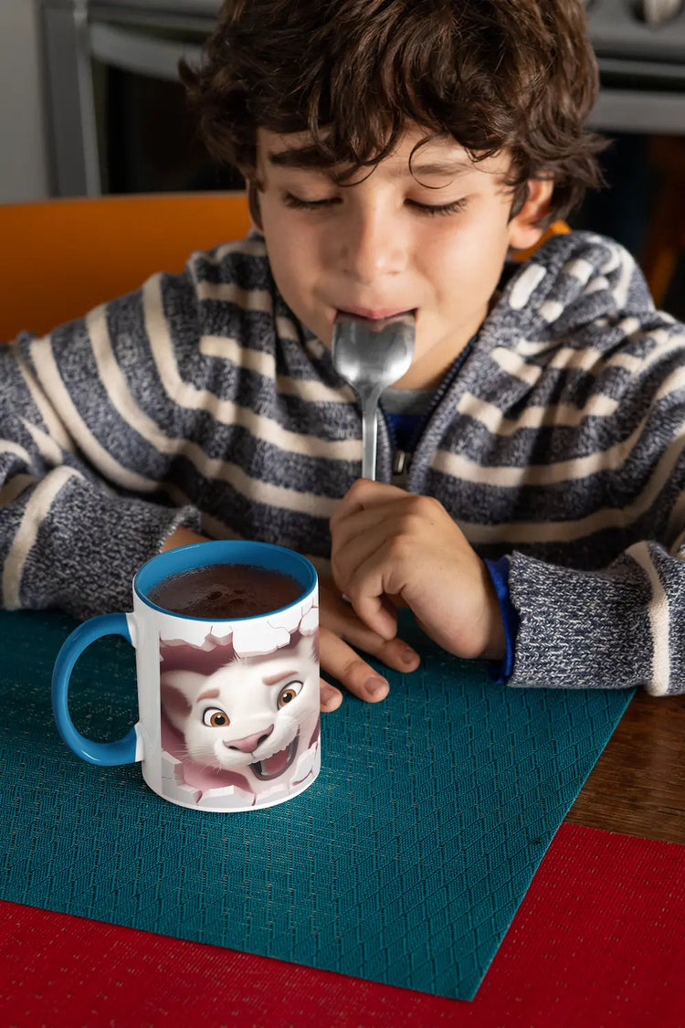 Kindertasse mit 3D-Effekt: Süßer Löwenkopf bricht durch die Tassenwand – Weiße Tasse 325ml versandkostenfrei.