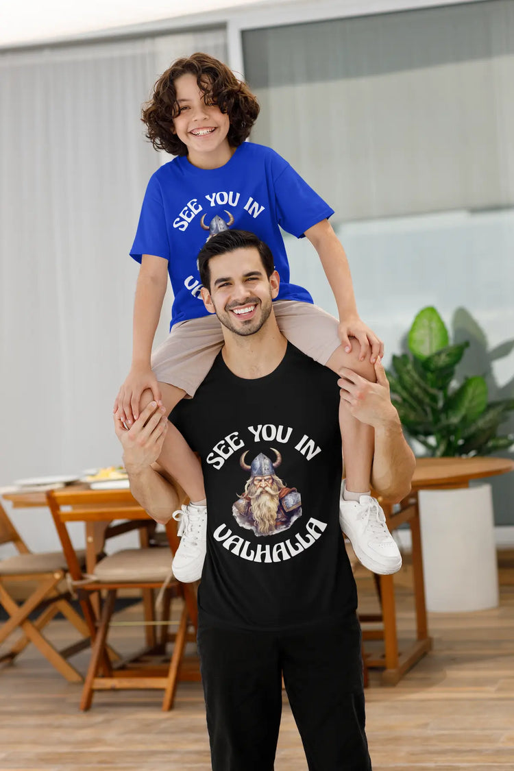 Vater in schwarzem T-Shirt und sein Sohn in blauem T-Shirt, beide mit dem See You In Valhalla Wappen und blondem Wikinger-Portrait.