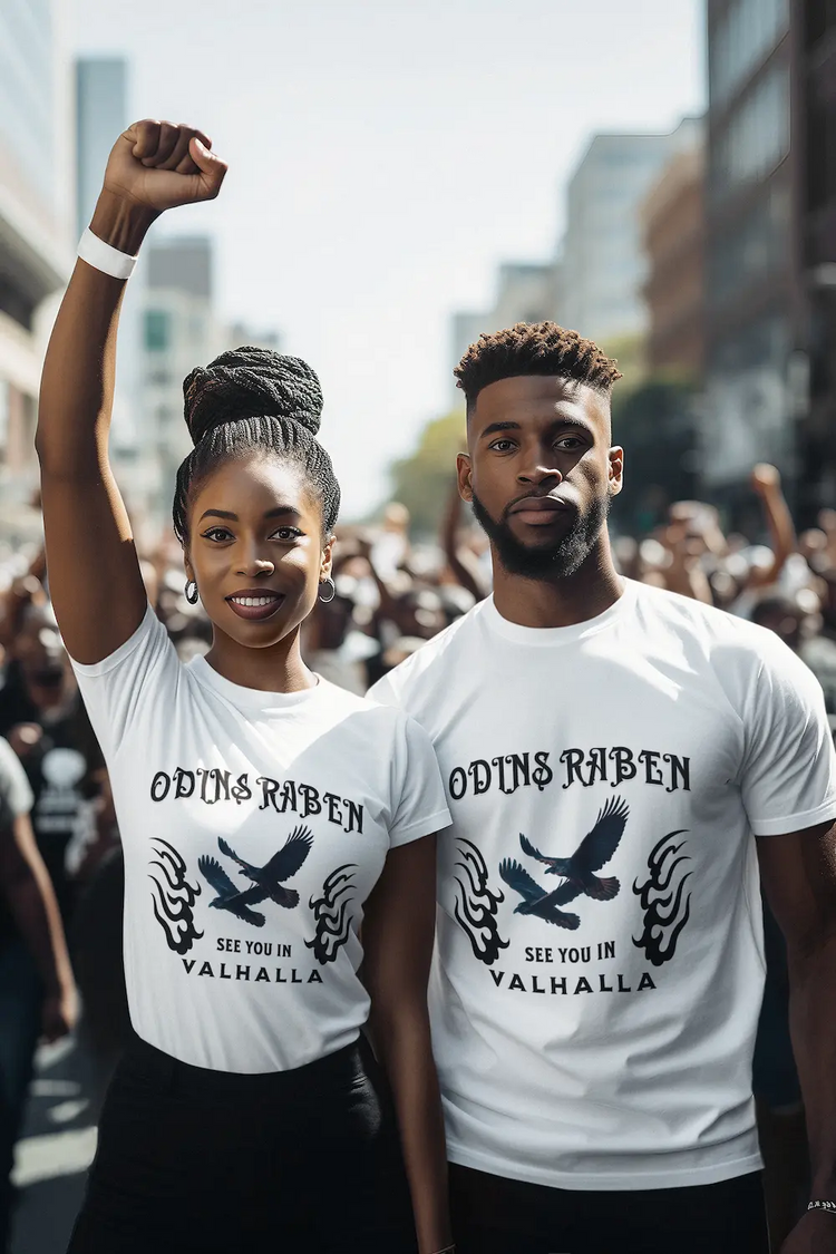 Weißes Wikinger T-Shirt mit Odins Raben Design Mann und Frau im Partnerlook mit See you in Valhalla Aufdruck und Raben Grafik – MixItUp Shirts