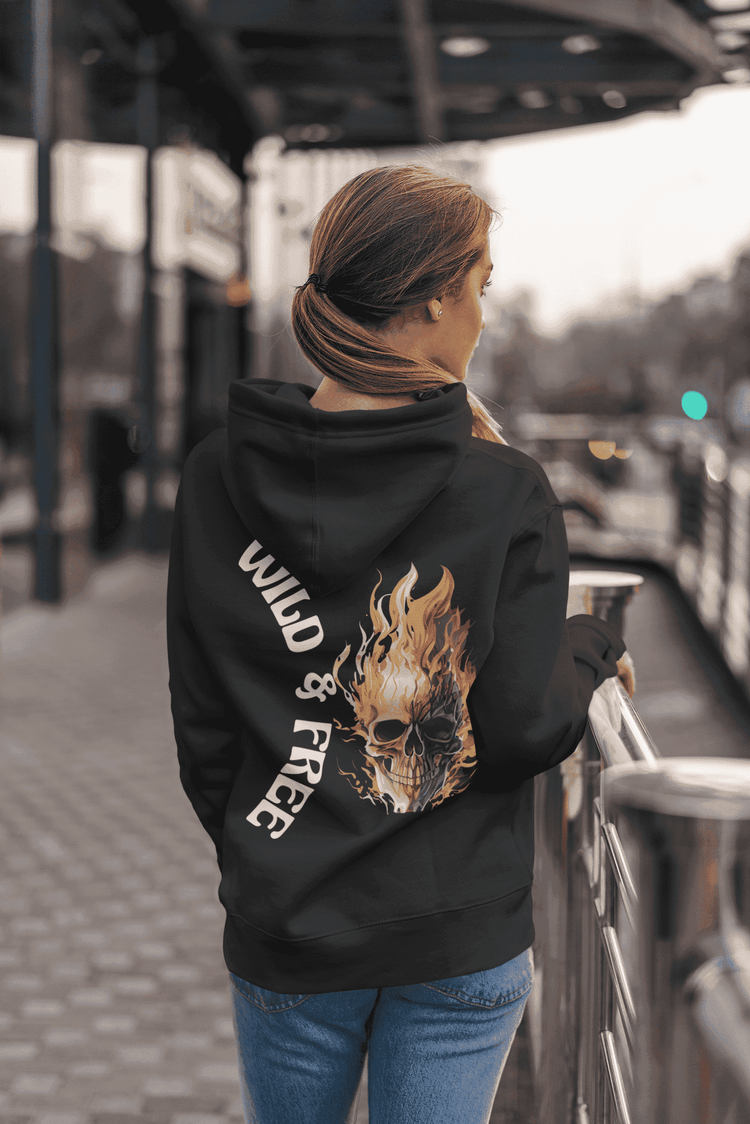 hoodie weiße schrift wild & free und totenkopf in flammen statement streetwear