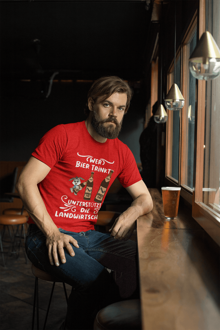 Shirt, Hoodies & Co mit dem Aufdruck - WER BIER TRINKT UNTERSTÜTZT DIE LANDWIRTSCHAFT weiße Schrift Comic Hase mit Bierflasche 