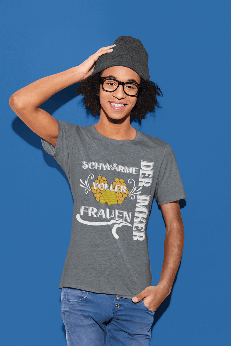 Shirt, Hoodies & Co mit dem Aufdruck - DER IMKER- SCHWÄRME VOLLER FRAUEN weiße Schrift Wabe und Bienenstock