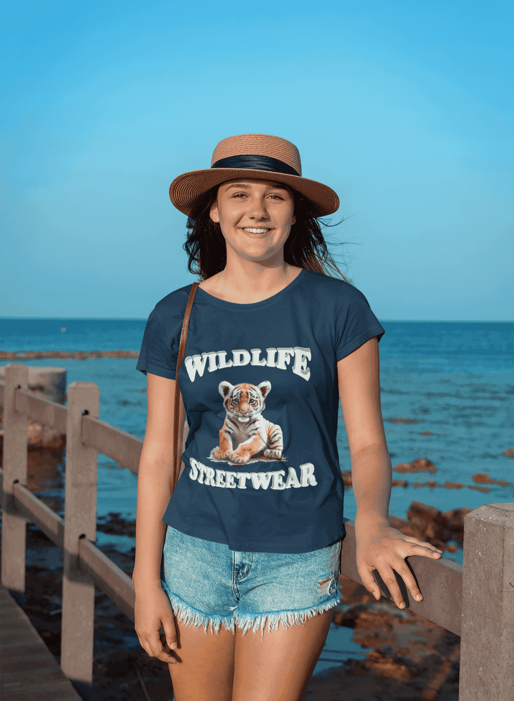 blaues shirt damen weiße schrift Wildlife streetwear mit tiger baby aufdruck