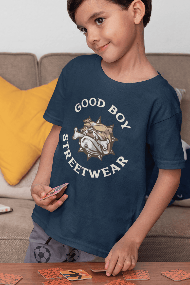 Shirt, Hoodies & Co mit dem Aufdruck Good Boy Streetwear und einen  Cartoonhund mit Knochen