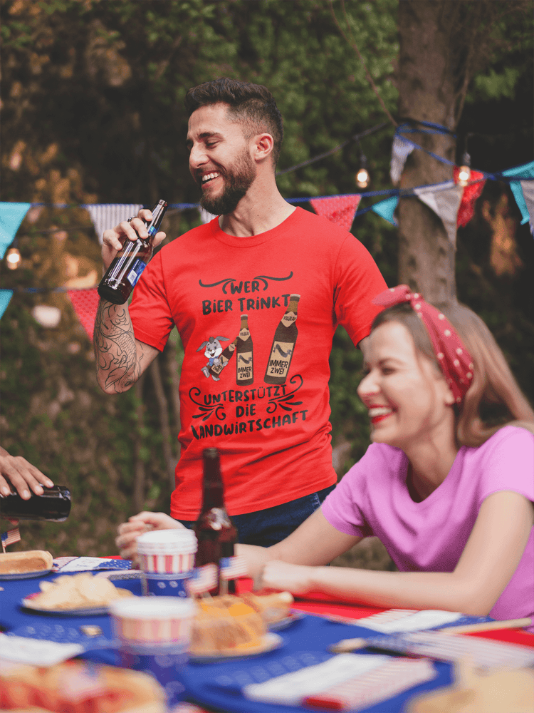 Shirt, Hoodies & Co mit dem Aufdruck - WER BIER TRINKT UNTERSTÜTZT DIE LANDWIRTSCHAFT schwarze Schrift Comic Hase mit Bierflasche 