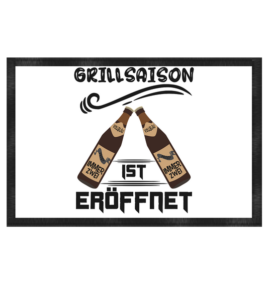 Grillsaison ist eröffnet, Grillen, Party, Feiern, Schwarzes Design - Fußmatte 60x40cm