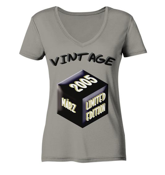 Vintage 2005 MÄRZ Limited Edition, Geschenk zum 18  - Ladies V-Neck Shirt