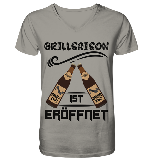 Grillsaison ist eröffnet, Grillen, Party, Feiern, Schwarzes Design - V-Neck Shirt