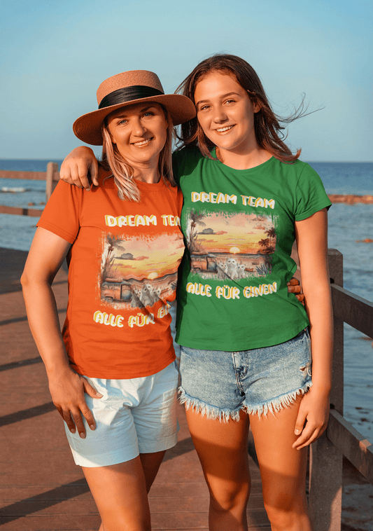  Ladies Premium Shirt - DREAM TEAM ALLE FÜR EINEN weiße Schrift mit Sonnenuntergang am Meer und 3 Einhorn-Kätzchen